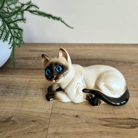 Vintage ceramic Siamese kitten/cat figurine with blue glass eyes. Korea. - Picture 1 of 7